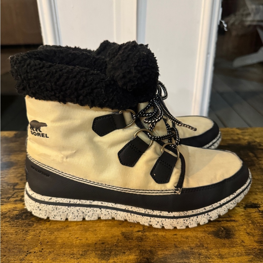 Sorel Women’s Cozy Carnival Boots
Size 8.5